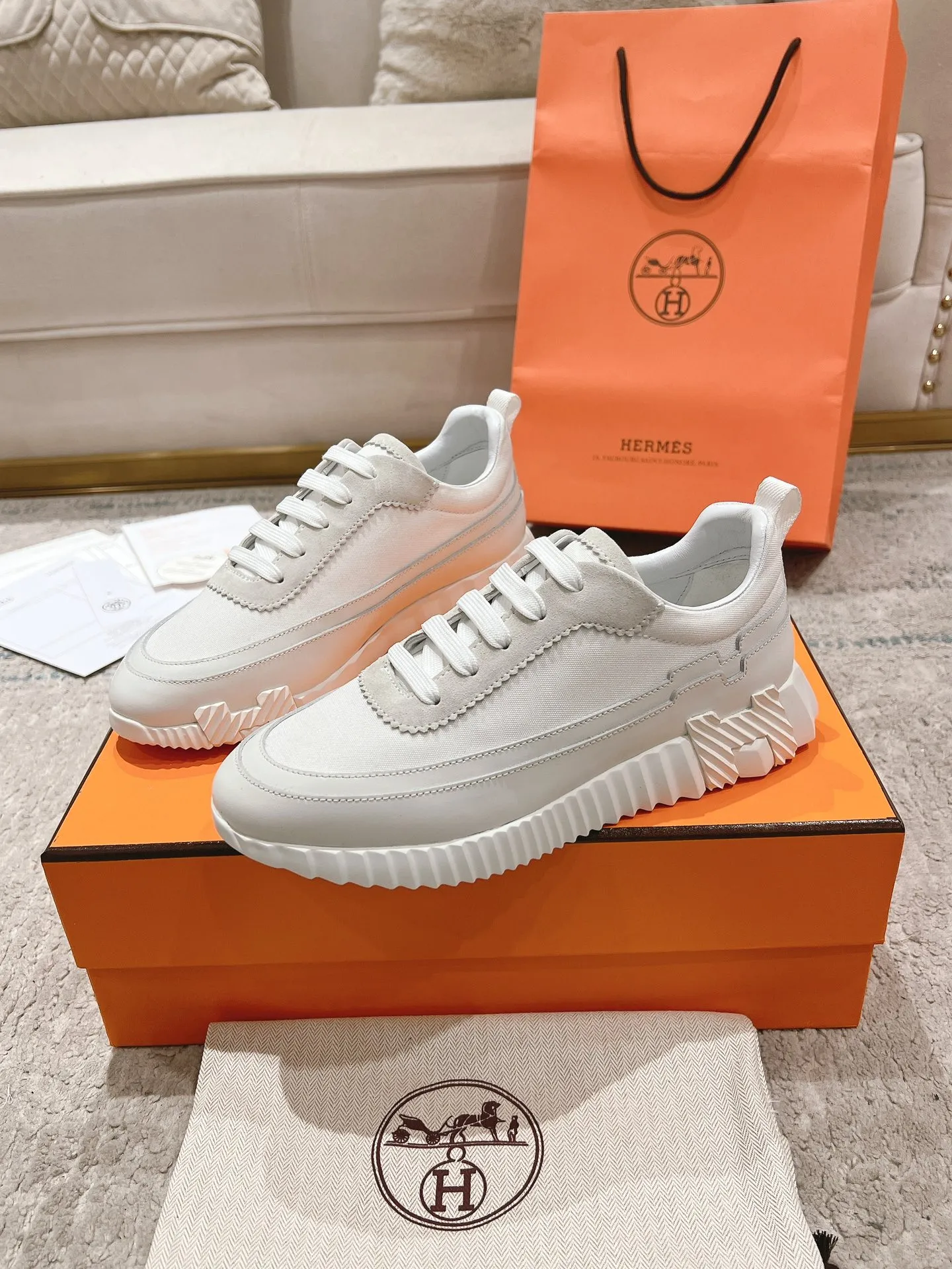 👟👟Ex-factory price 640👟👟 ‼ ️Top version 2024ss Hermès/Hermès new arrival in early autumn, casual shoes for couples👟Color-blocking design MM style, advanced fashion, simple and advanced, casual matching, very light and comfortable on the feet 🔘Upper: suede/cowhide 🔘Inner: sheepskin 🔘Outsole: original PU foam molding outsole 🔘Number of sizes: Women’s size 35-42 (40.41.42, custom made, non-refundable) Men’s size 39-46 (45.46, custom made, non-refundable) 🎁Original exquisite packaging